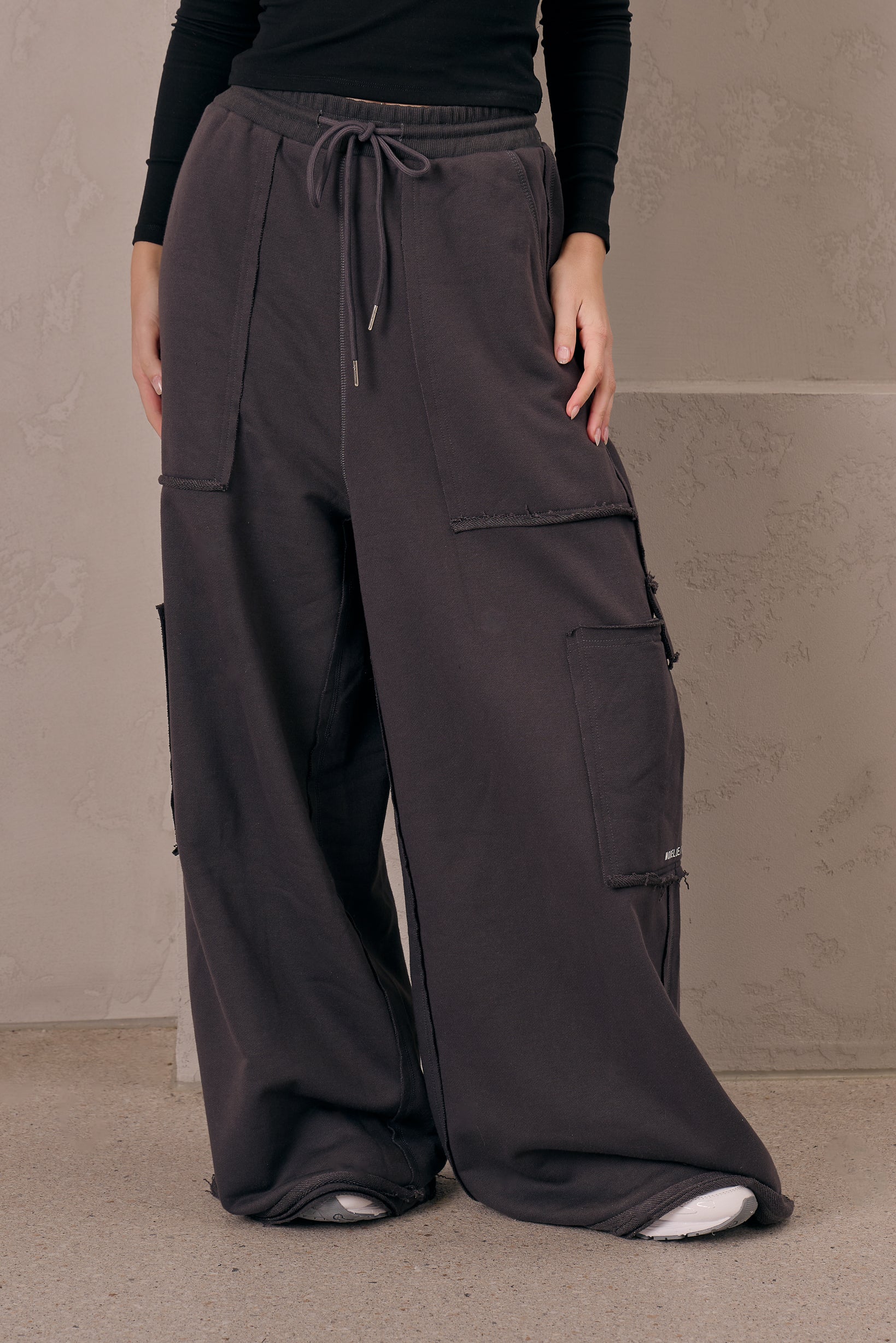 Modelle/Move Bare Thread Pants