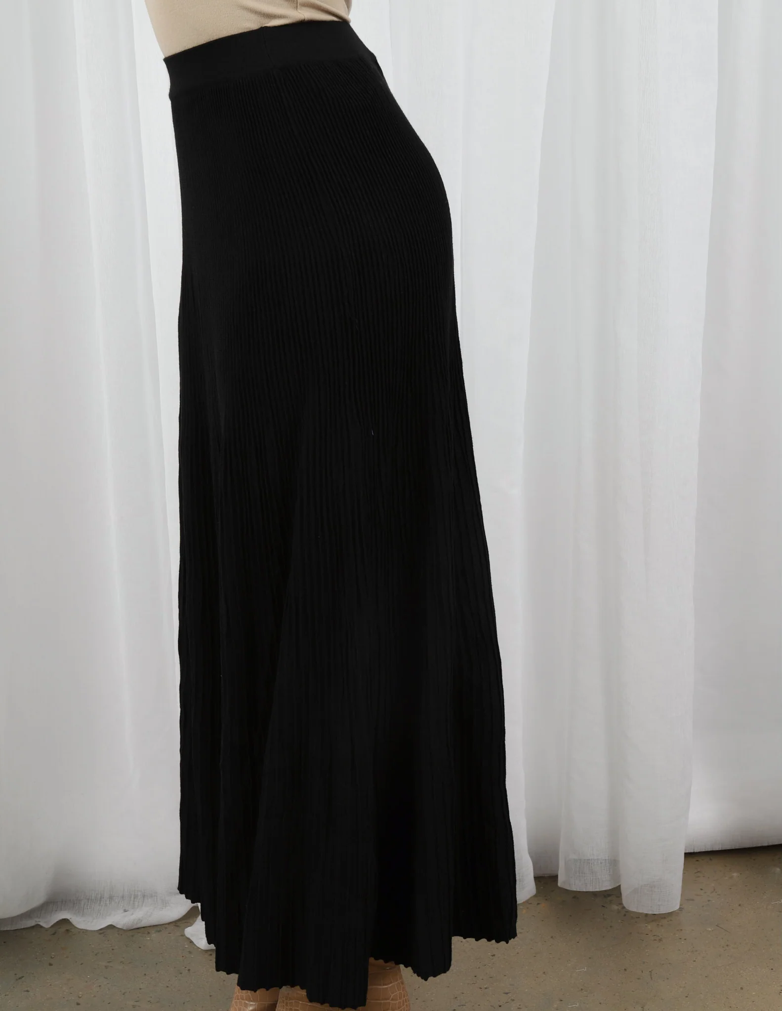 Pleated Knit Skirt - Image 10