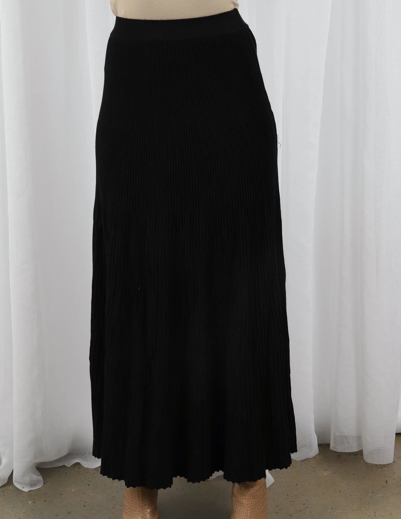 Pleated Knit Skirt - Image 9