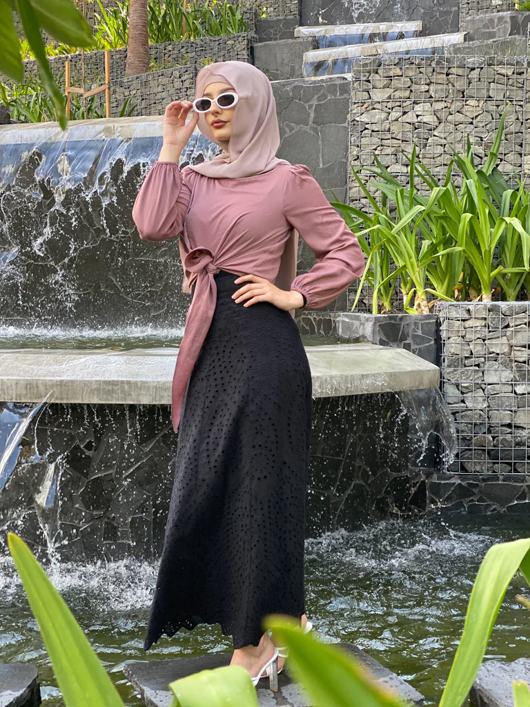 Reem Lace Skirt - Image 4